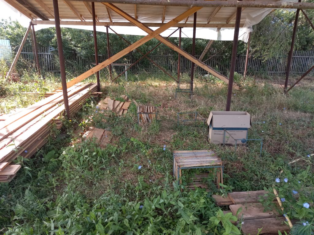 каркас перепелятника, перекрытый стропилами и крытый железом